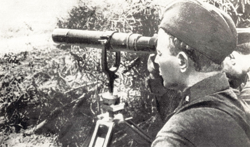 М. А. Шолохов наблюдает за ходом боя