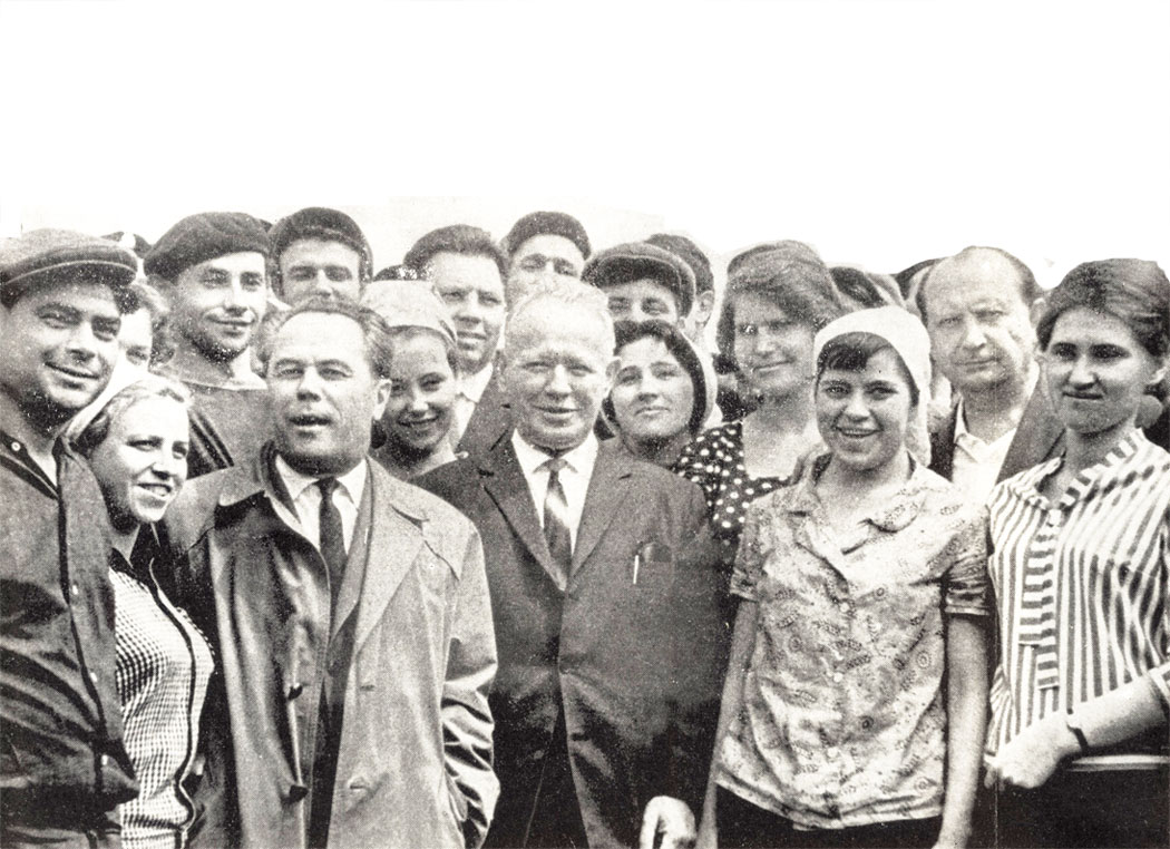 Много раз М. А. Шолохов посещал Ростсельмаш. Рабочие и работницы - комбайностроители - попросили любимого писателя сфотографироваться с ними