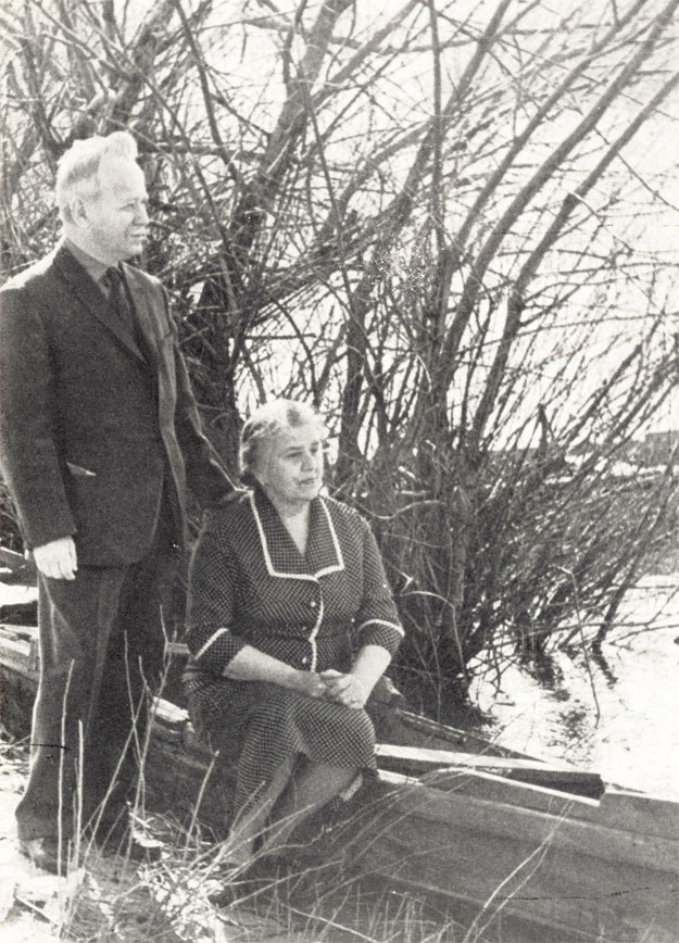 Михаил Александрович Шолохов с супругой Марией Петровной на берегу родной реки