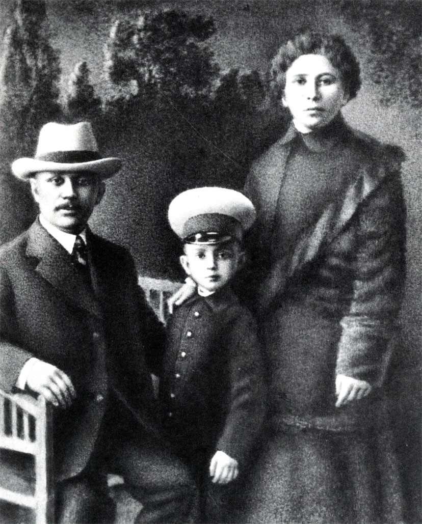 Миша  с родителями Александром Михайловичем и Анастасией Даниловной