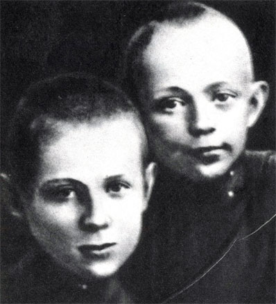 Шолохов-гимназист (справа)