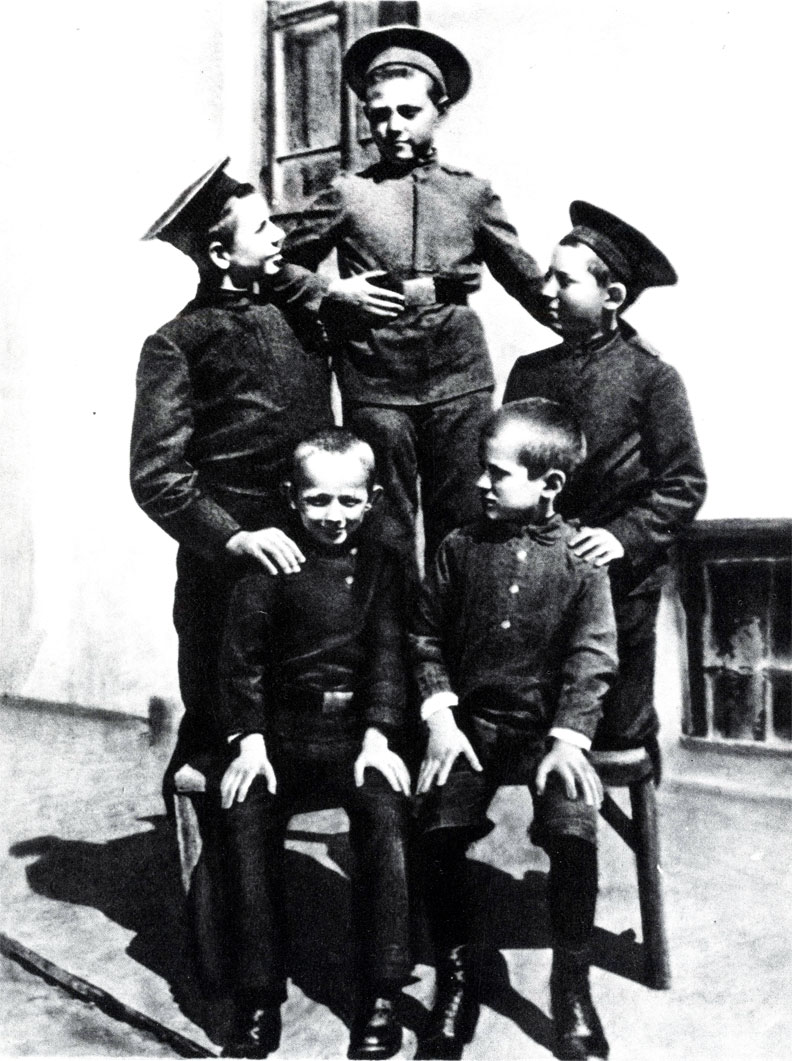 Ученики Богучарской гимназии. Слева сидит Миша Шолохов (публикуется впервые)