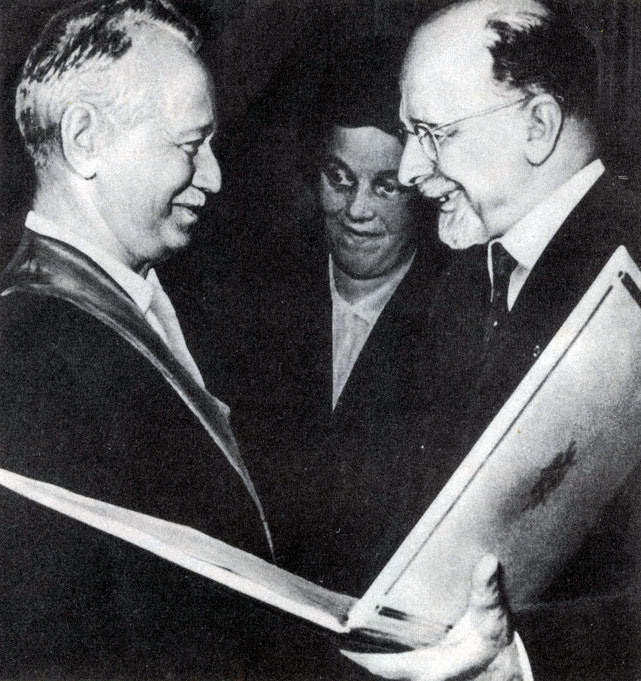 Вальтер Ульбрихт поздравляет М. А. Шолохова с награждением орденом ГДР «Большая Золотая звезда дружбы народов» (1964)