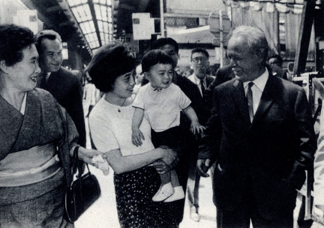 М. А. Шолохов на улице Токио, 1966