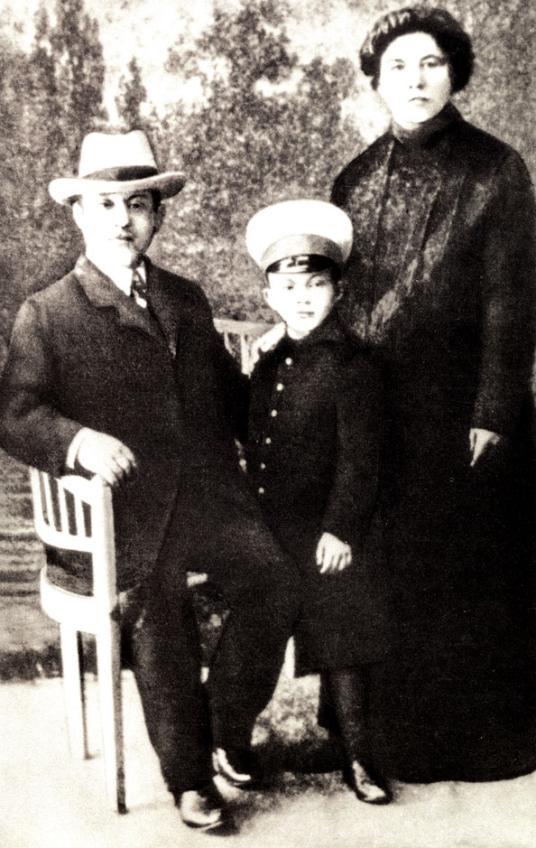 Миша Шллохов со своими родителями: Анастасией Даниловной и Александром Михайловичем