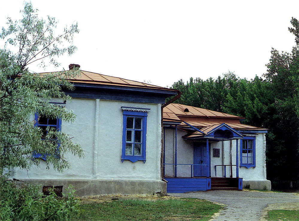 Здание бывшего начального училища в хуторе Каргинском