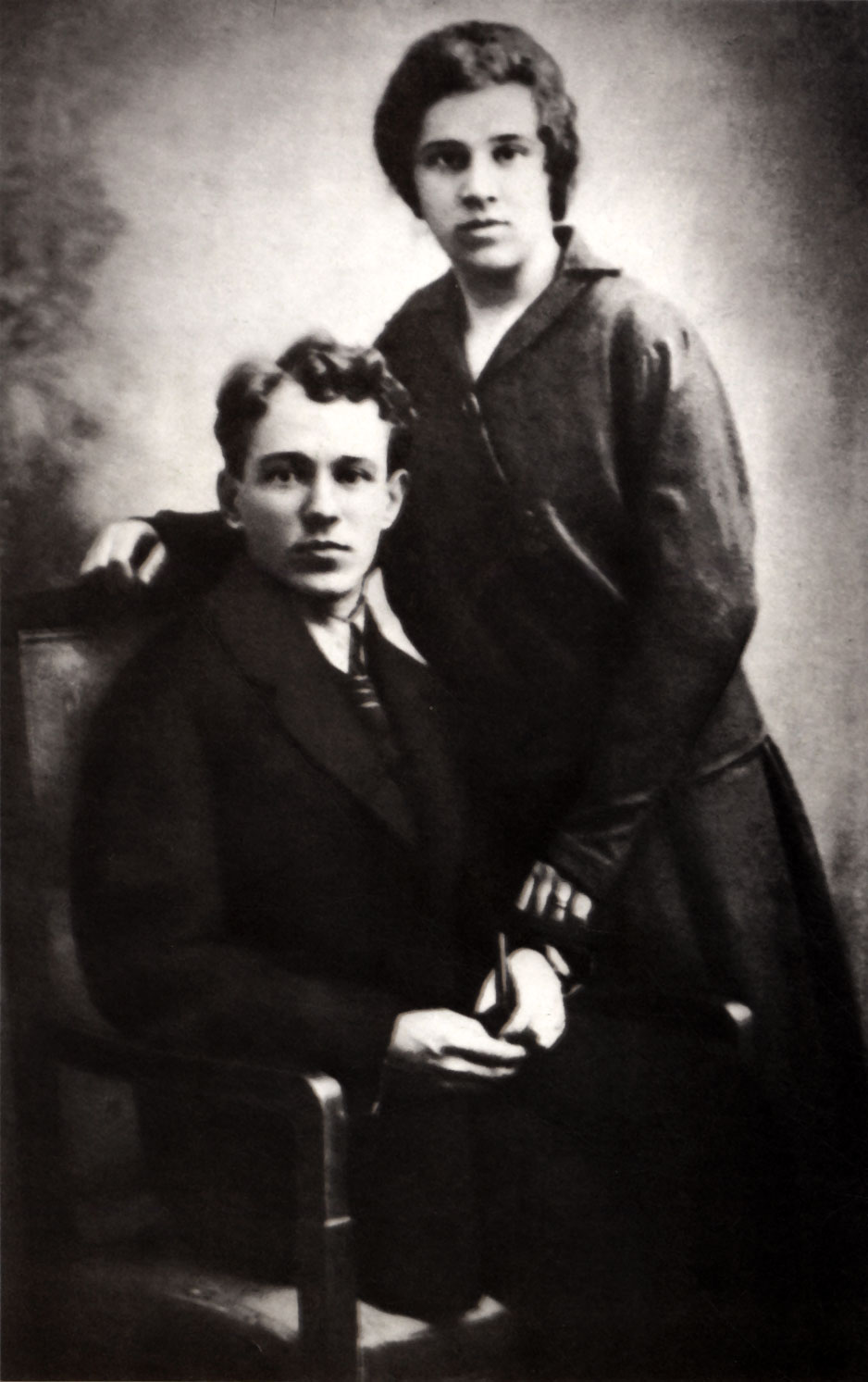 Михаил Александрович Шолохов с женой Марией Петровной. 1924 год