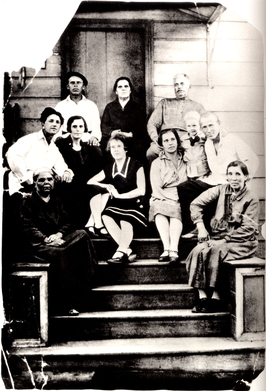 М. Шолохов (второй справа) с родными, 30-е годы