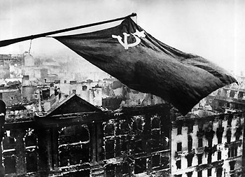 Советский флаг над Рейхстагом