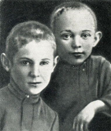 Рис. 1. Миша Шолохов (справа) - ученик 1-го класса мужской гимназии. 1914 г.