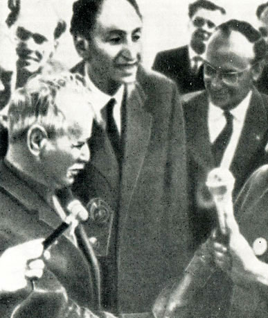 Рис. 22. М. А. Шолохов с писателями ГДР (крайняя справа Анна Зегерс)